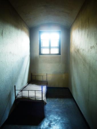 închisoare, celulă, pat, fereastră Constantin Opris - Dreamstime