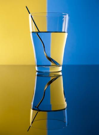 sticlă, lingura, apa, galben, albastru Alex Salcedo - Dreamstime