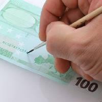 Pixwords Imaginea cu Omul, bani, mână, euro, 100, verde Igor Sinitsyn (Igors)