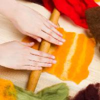 Pixwords Imaginea cu mâini, bucătar, gătit, copt, roșu, portocaliu, băț, din lemn Natallia Khlapushyna (Chamillewhite)