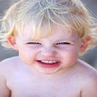 Pixwords Imaginea cu copil, copil, furios, blond, copii, ochi, gură, dinți Nick Stubbs - Dreamstime