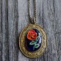 Pixwords Imaginea cu colier, bijuterii, trandafir, pandantiv Ulyana Khorunzha (Ulyanakhorunzha)