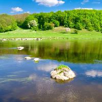 Pixwords Imaginea cu de apă, verde, lac, pădure, stâncă, cer, nori Oleksandr Kalyna (Alexkalina)