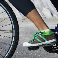 Pixwords Imaginea cu jos, cu bicicleta, picior, bicicleta, anvelope, încălțăminte Leonidtit