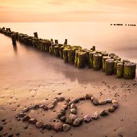 Pixwords Imaginea cu de apă, inima, inima, pietre, lemn, nisip, plaja Manuela Szymaniak (Manu10319)