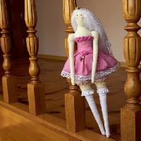 Pixwords Imaginea cu papusa Barbie, lemn, scari, marionetă Irinavk